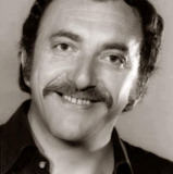 Óscar 'Cacho' Espíndola — Oficial de policía (voz)