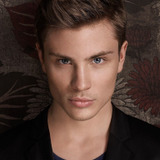 Jannik Schümann — Alex Bruder Manfred