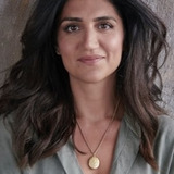 Лейла Фарзад — Naomi Jones