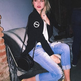 Isabela Samuelsson — Júlia