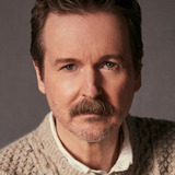 Мэтт Ривз — Radio Announcer (voice) (uncredited)