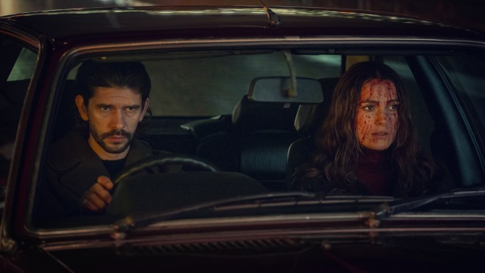 Netflix показал первые кадры сериала «Черные голуби» с Кирой Найтли и Беном Уишоу