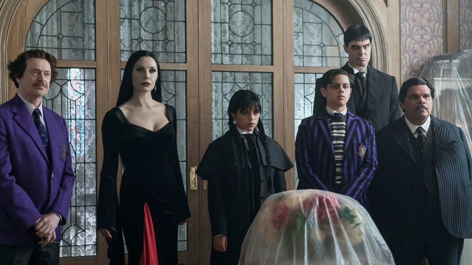 Кэтрин Зета-Джонс хотела бы видеть Дэнни Де Вито в третьем сезоне «Уэнсдэй»