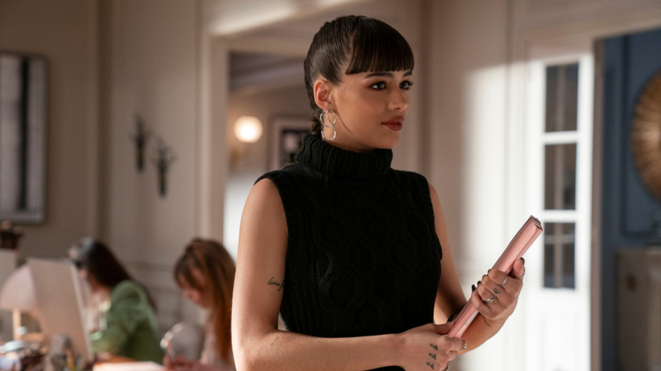 Звезда «Эмили в Париже» Талия Бессон вернется в пятом сезоне