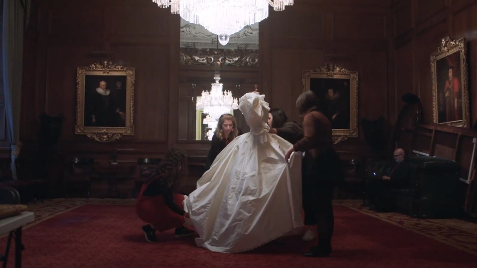 Netflix выпустил видео о создании костюмов для четвертого сезона «Короны»