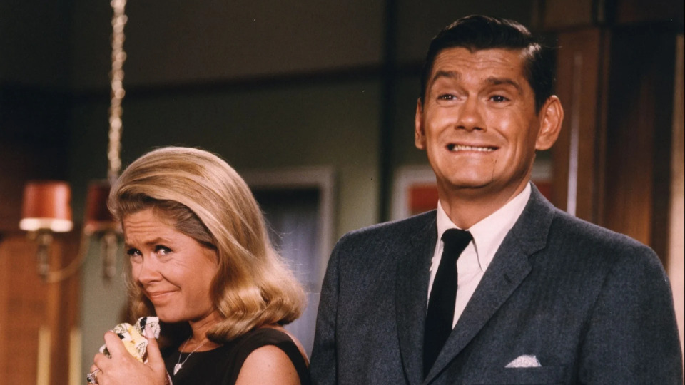 Fox готовит драматическое переосмысление классики «Моя жена меня приворожила» от Джудалины Нейра и Дага Робинсона