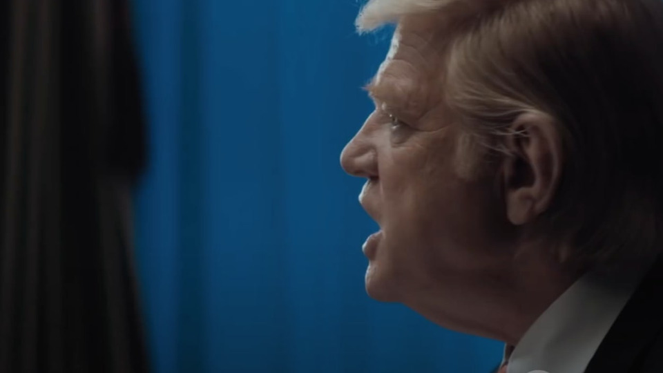 Посмотрите трейлер драмы «Правило Коми» с Бренданом Глисоном в роли Дональда Трампа