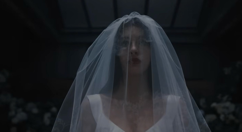 «Ты уверена, что это тот самый?»: вышел тизер сериала «Что‑то очень плохое должно случиться»