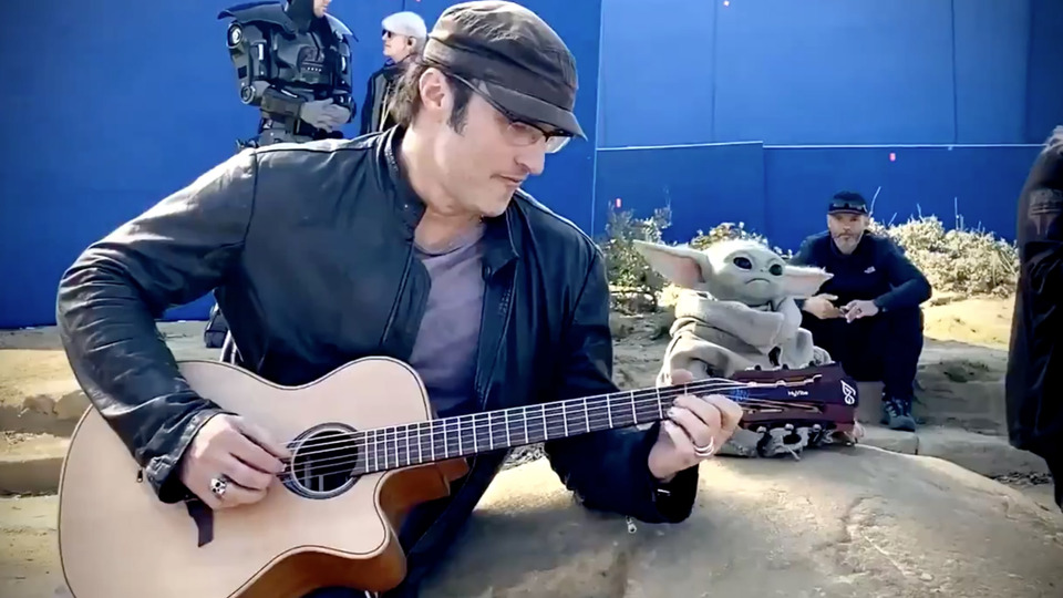 Роберт Родригез играет на гитаре для Малыша Йоды