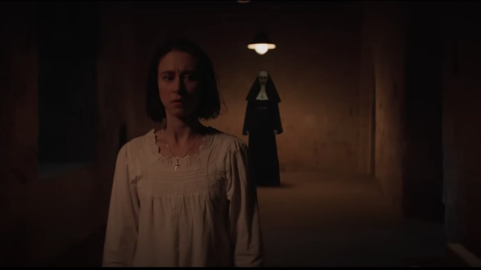 Демоническая монахиня нападает на Таиссу Фармигу в тизере хоррора «Проклятие монахини 2»