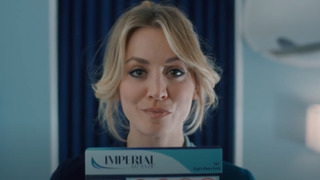 HBO Max выпустил трейлер комедийного триллера «Бортпроводница»