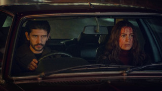 Netflix показал первые кадры сериала «Черные голуби» с Кирой Найтли и Беном Уишоу