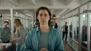 Посмотрите новый трейлер сериала «Не сработало» с Джаредом Лето и Энн Хэтэуэй