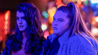 Freeform продлил драмеди «Одинокая пьющая женщина» на второй сезон