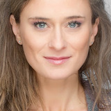 Eve Sévigny — Femme choquée