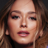 Lucía de la Fuente — Laura (young)