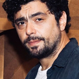 Alberto Ajaka — Padre Miguel.
