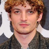 Niels Schneider — Francis Mareuil