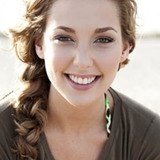 Vanessa Pose — Victoria "Vicky" Hutton Miller / Vanessa Miller (joven)
