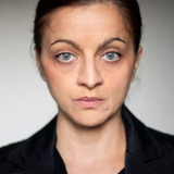 Laura Graziosi — Moglie proprietario armeria