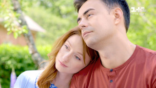 Show Девушка с персиками